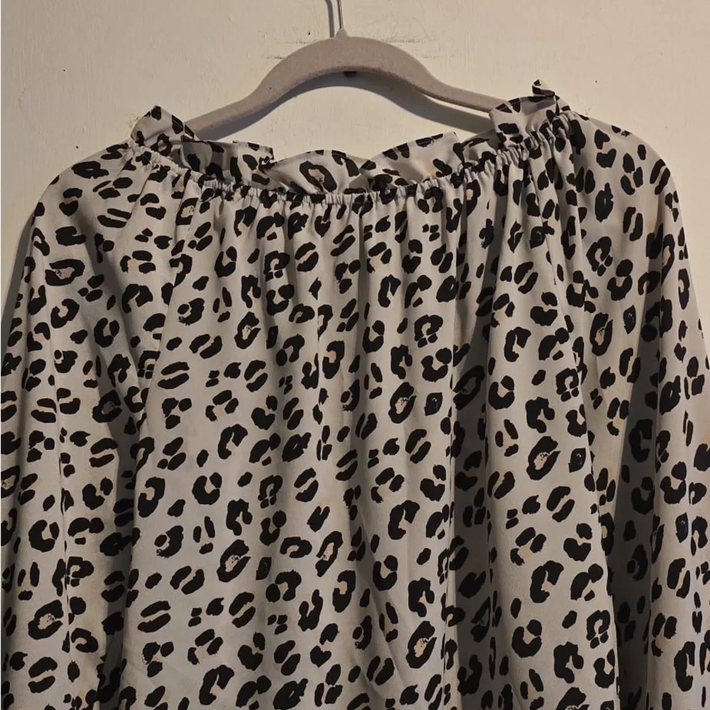 Elegant Black and White Leopard Blouse with Lace Trim - Picture 13 of 15